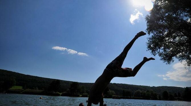 Der ADAC warnt: Badeseen können für Kinder gefährlich sein wegen der zu hohen Keimkonzentration im flachen Wasser. Foto: Jan-