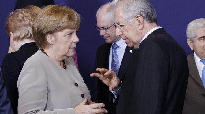 Bundeskanzlerin Angela Merkel im Gespräch mit Italiens Premier Mario Monti während des Eu-Krisengipfels in Brüssel. Foto: Thi