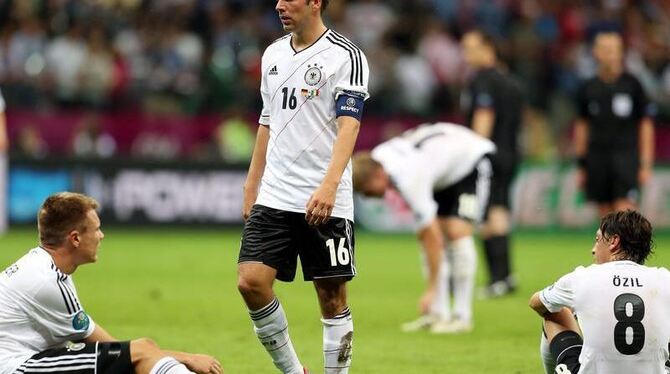 Bei den deutschen Nationalspielern Holger Badstuber, Philipp Lahm und Mesut Özil (l-r) herrschte Fassungslosigkeit. Foto: Oli