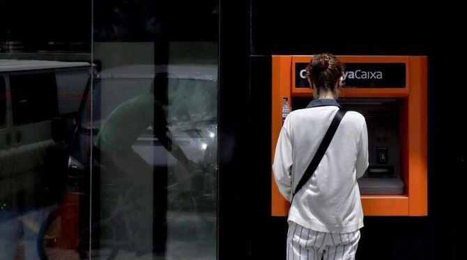 Bankautomat des Geldinstitutes Catalunya Caixa in Barcelona. Verunsichert durch die Schuldenkrise lassen sich viele spanische