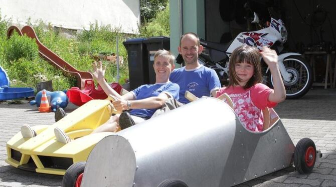 Auch ohne Gaspedal und Motor zackig unterwegs: Kathrin, Horst und Ronnica Kitsch (von links) sind Seifenkisten-Fahrer aus Leiden