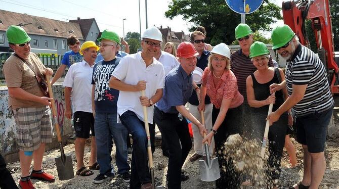 Schaffen bei schwüler Hitze: Am Westbahnhof griffen Bürger, Gemeinderäte und Baubürgermeisterin Ulrike Hotz (Vierte von rechts)