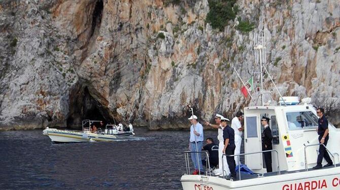 Rettungsversuche an der sogenannten Blut-Grotte nahe Salerno. Foto: Massimo Pica