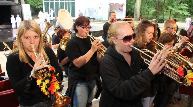 Die Guggenmusiker von »LeZ FeZZ« sorgten trotz Sauwetter für Stimmung. FOTO: FINI