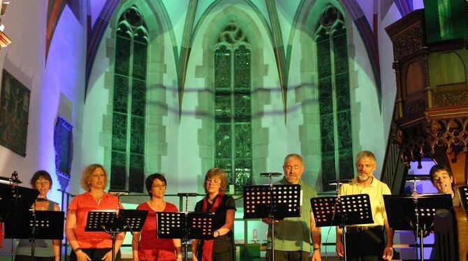 Höchst farbige Vokalmusik in farbenprächtiger Kulisse: Michaela Frinds Jazz-Ensemble in der illuminierten Mauritiuskirche.