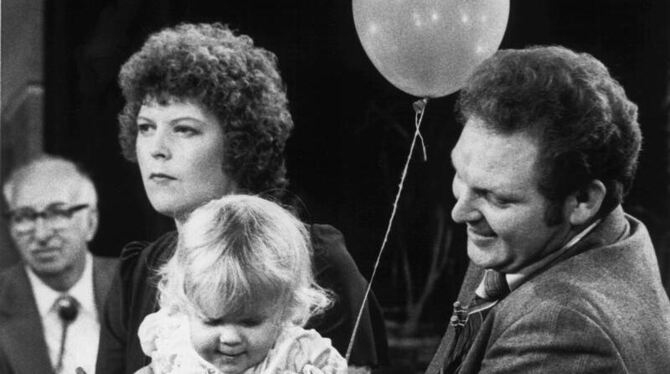 Das erste Retortenbaby der Welt, Louise Joy Brown, mit den Eltern John (r) und Lesley 1979 im US-Fernsehen. Foto: Ray Foli