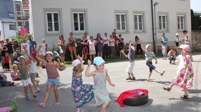 Der Spaß an der Bewegung war den Kindern bei ihren munteren Tänzen zum Jubiläumsfest des Kindergartens Clemensstraße in Oferding