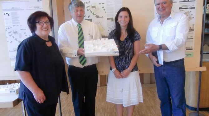 Ingeborg Schill, zweite Vorsitzende des Kirchengemeinderats, Pfarrer Ansgar Leibrecht, Kindergartenleiterin Verena Erzberger und