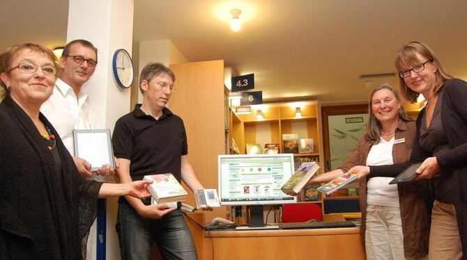 Die Bibliotheks-Beschäftigten (von rechts) Sabine Makram, Eva Eckstein, Armin Groß und Hedwig Haiber-Althaus (ganz links) sowie