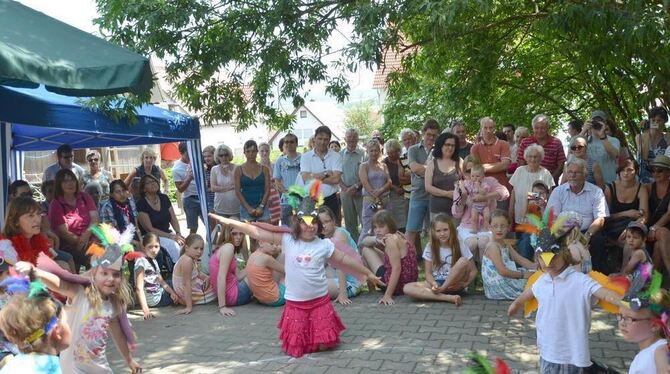 Die »Vogelhochzeit« tanzten und sangen die »Pfiffikus«-Kinder zum Abschied aus ihrem Kindergarten.  FOTO: SANDER