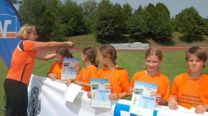 Kirsten Gaiser-Dölker zeichnet die jungen Mehrkämpfer aus. FOTO: ULP