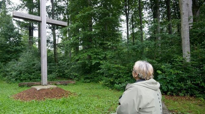 Die Firma FriedWald bietet Bestattungen außerhalb des Friedhofes in bestimmten Waldgebieten als Urnenbeisetzung an einem Baum an