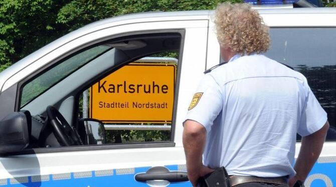 Vor dem Stadtteil Nordstadt in Karlsruhe stehen Einsatzkräfte der Polizei. Bei einer Zwangsräumung ist es in Karlsruhe zu ein