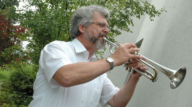 Trompete ansetzen, Energie verströmen: Heinrich Großmann zückt vor der Metzinger Musikschule sein Stamm-Instrument. Daneben ist