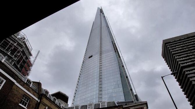 Der pyramidenförmige Wolkenkratzer mit Glasfassade ist fast 310 Meter hoch. Foto: Karel Prinsloo/Archiv