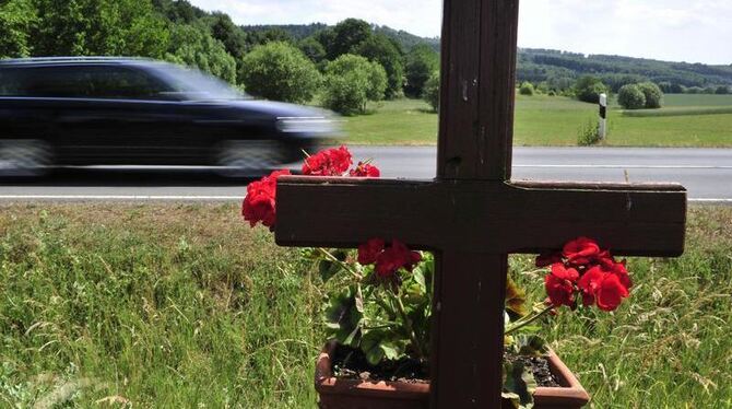 Ein Kreuz am Straßenrand erinnert an ein Unfallopfer.