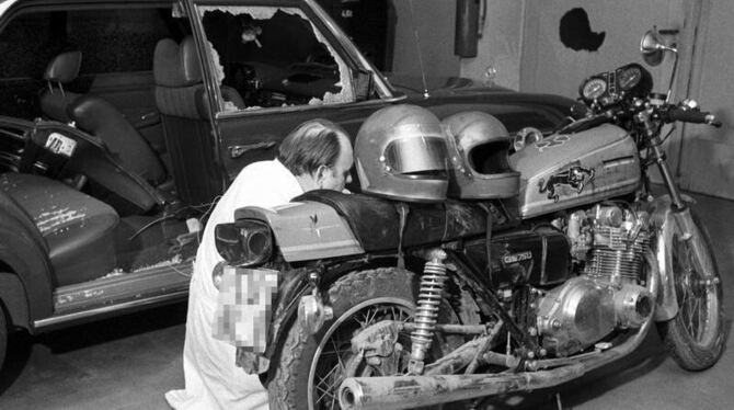 Spurensicherung an dem Motorrad, das die Mörder von Generalbundesanwalt Buback benutzten. Foto: Manfred Rehm