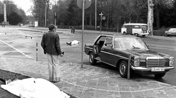 Der Tatort mit den zugedeckten Leichen Siegfried Bubacks und seines Fahrers sowie der Dienstwagen des Generalbundesanwaltes i