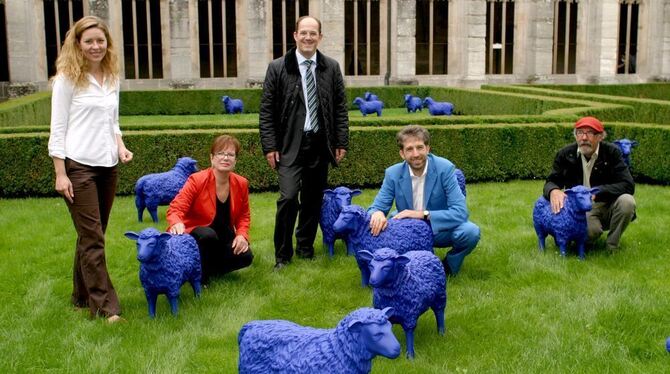 Die Blauschafherde im Kloster Bebenhausen, von links: Schlossverwalterin Janna Almeida, Bertamaria Reetz, Frank Krawczyk von der