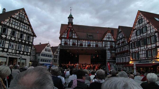 Opern- und Operettenklassiker bot die Württembergische Philharmonie gestern Abend auf dem Uracher Marktplatz.