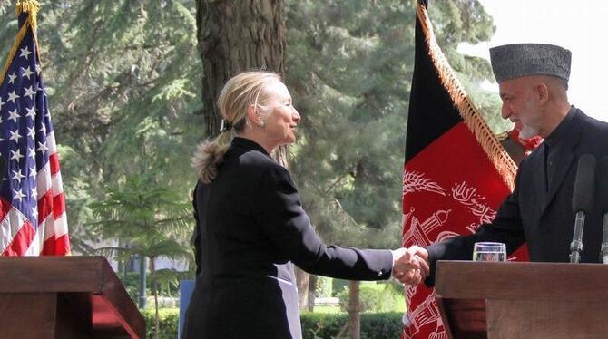 US-Außenministerin Hillary Clinton und Afghanistans Präsident Hamid Karsai bei einer Pressekonferenz in Kabul. Foto: S. Sabaw