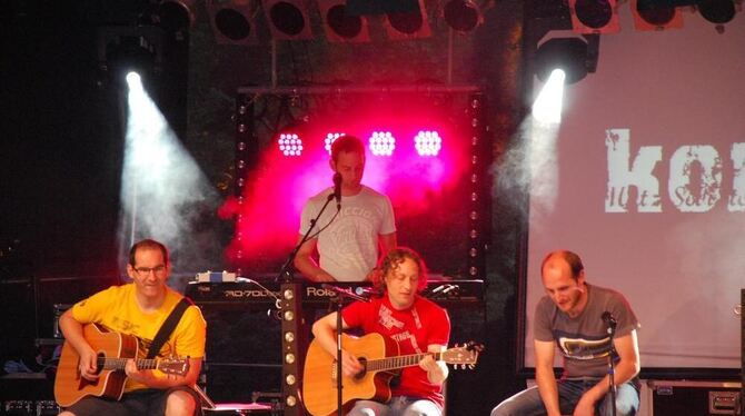 Bernlochs Pfarrer Stefan Mergenthaler (im roten T-Shirt) mit seinen Musikerkollegen der Band »konkret«. Auf der Ruine Hohenstein