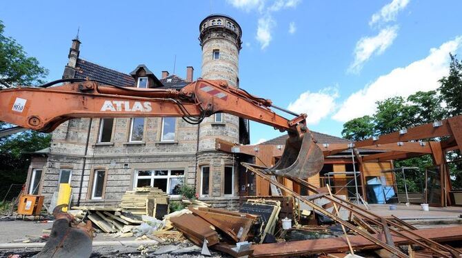 Die Uhlandhöhe wird zum Wohnhaus umgebaut. Der einstige Otto-Neumann-Pavillon ist bereits abgebrochen. GEA-FOTO: PACHER