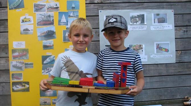 Timon und Benedikt präsentieren ihr selbst gebautes Containerschiff.