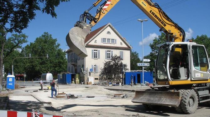 Heute der Asphalt, am Donnerstag die Deckschicht - bis zum Stadt- und Heimatfest kann's aushärten, bevor dann am Samstag die Festwagen darüberrollen. Im Anschluss daran wird die Stuttgarter Straße in Metzingen wieder für den Verkehr freigegeben.  GEA-FOTO: FÜSSEL