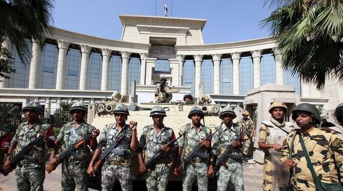 Soldaten bewachen das Verfassungsgericht in Kairo. Foto: Khaled Elfiqi/ Archiv