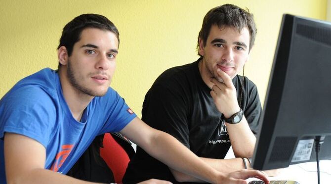 Die beiden Spanier Alvaro Hernandez (l) und Peio Mardaraz arbeiten an einem Computer: Hernandez soll bei der Firma eine Ausbildu