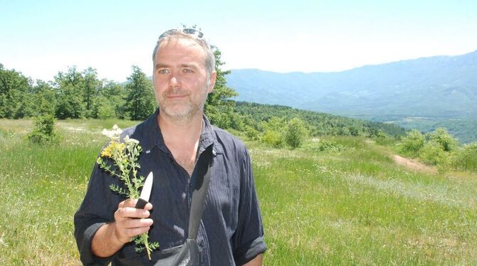 Nabosja Stamenovic hat schon die Mönche am Berg Athos bekocht. Jetzt zeigt er Touristen Kräuter und hat ein kleines Restaurant samt Bioladen in Nis.	FOTO: SCHÜRER