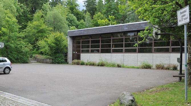 Basketball spielen erlaubt, Parken eigentlich nicht: Der Hartplatz bei der Ohmenhäuser Turn- und Festhalle wird vorwiegend als A