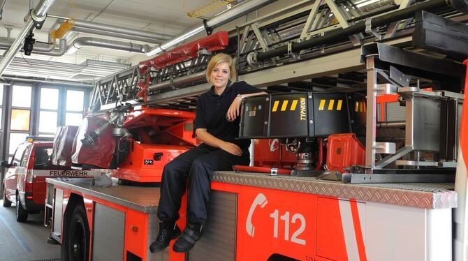 Eine Frau unter Männern bei der Feuerwehr: Michaela Kreitmeir. FOTO: JUDY