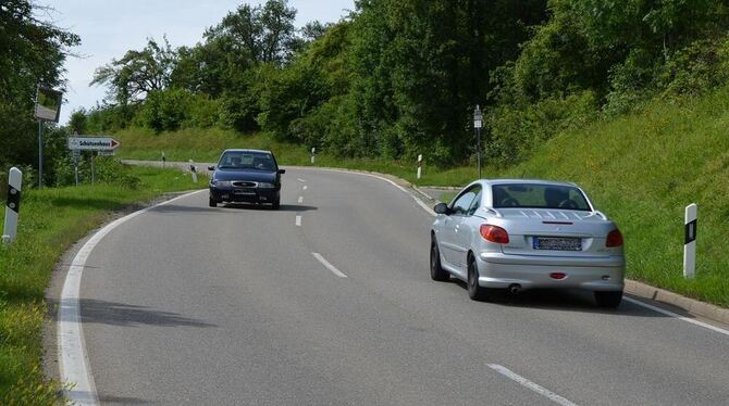 Der Hang rechts an der Schützenhauszufahrt soll abgeflacht werden, damit Autofahrer mehr Einsicht bekommen.  GEA-FOTO: BARAL