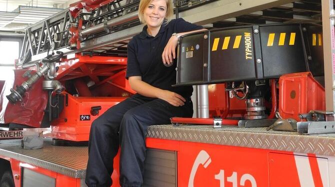 Vor allem die Technik bei der Feuerwehr begeistert Michaela Kreitmeir.  GEA-FOTO: KNAPPE