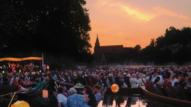 Stimmungsvolle Kulisse und sanftes Schaukeln auf dem Fluss: Bei der Wassermusik in Tübingen sorgt dies für besonderen Reiz.  FOT