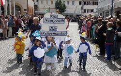 Die Wettermacher hatten es gut gemacht: Regen setzte erst nach dem Festumzug ein, den vor allem Kindergarten- und Schulkinder, K