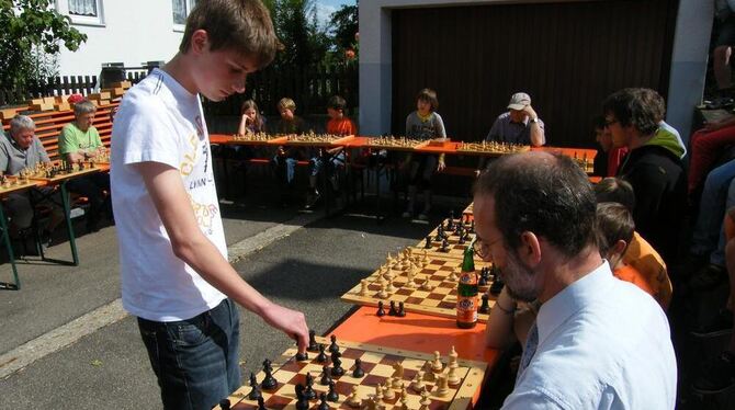 Da rauchen die Köpfe: Gegen Oberligaspieler Philipp Kaulich hatte in Mähringen kaum einer eine Chance. FOTO: ALEXANDER MAIER