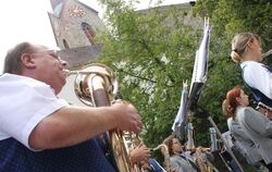 Musikalischer Auftakt zum Gönninger Dorffest durch den Musikverein.