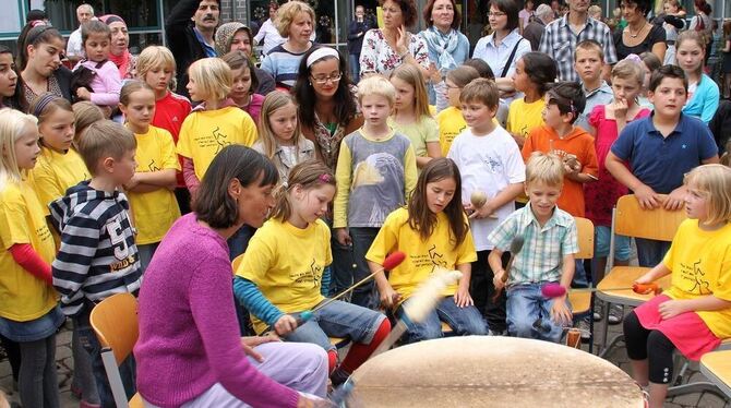 Der Schulchor singt, die Indianer-Projekt-Gruppe trommelt: Beim Schulfest der Astrid-Lindgren-Grundschule zum Abschluss der Proj Der Schulchor singt, die Indianer-Projekt-Gruppe trommelt: Beim Schulfest der Astrid-Lindgren-Grundschule zum Abschluss der Proj