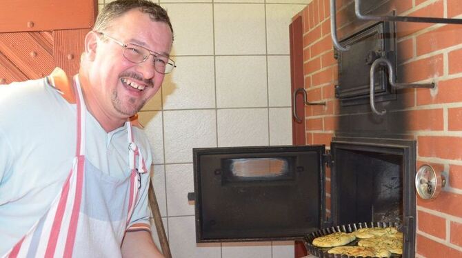 Der Bäcker Stephan Schaal aus Gniebel hat seine Backstube mit dem Holzofen im Dorfmuseum in Pliezhausen getauscht