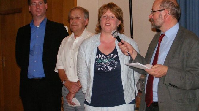 Frieder Leube (rechts) befragt Stephanie Rau (Kirchengemeinderätin Amanduskirche) zur ihrer Sicht auf die aktuelle Kirchensituat