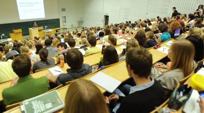 Studenten verfolgen in Tübingen an der Universität eine Psychologievorlesung. Auch in der Lehre werde es Verbesserungen geben, b