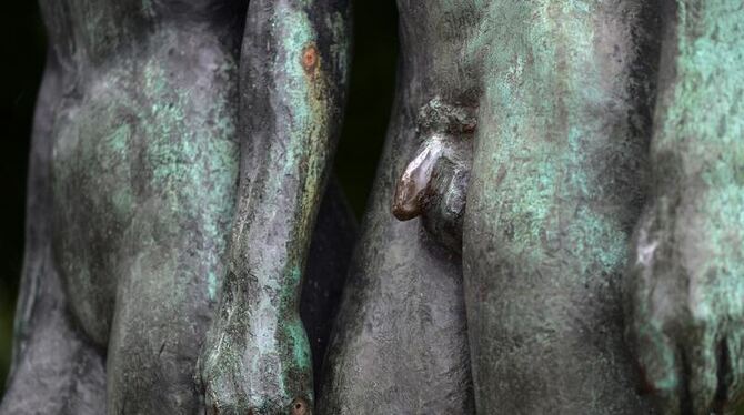 Skulptur »Menschenpaar« in Hannover: Das Urteil des Kölner Landgerichts, das religiöse Beschneidungen als Körperverletzung ei