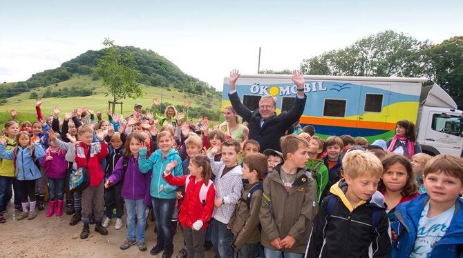 Zweitklässler erforschen, was auf der Achalm-Wiese wächst und lebt. FOTO: TRINKHAUS