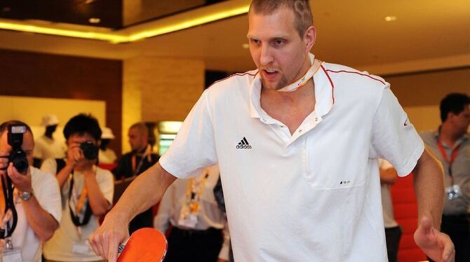 Der deutsche Basketball-Nationalspieler Dirk Nowitzki bei der Eröffnung des Deutschen Hauses zu den Olympischen Spielen in Pekin