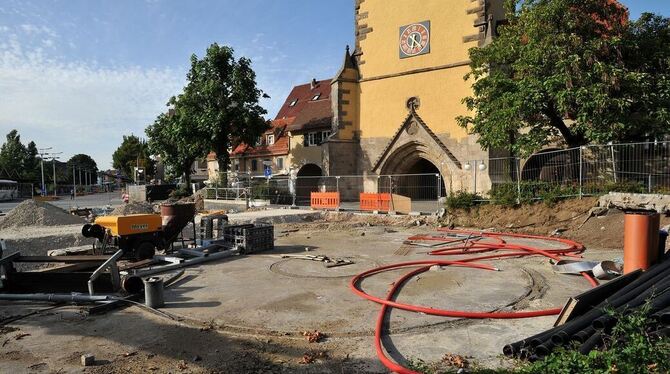 Bevor die Freifläche vor dem Tübinger Tor neu gestaltet werden kann, muss die Abdichtung der darunter liegenden Tiefgaragen-Deck