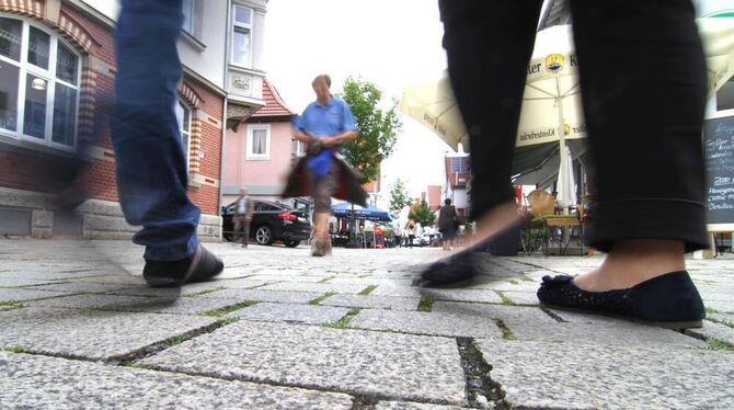 Fußgänger erobern die Reutlinger Straße. In Kürze müssen Autos am oberen und unteren Ende der Straße draußen bleiben. Radfahrer