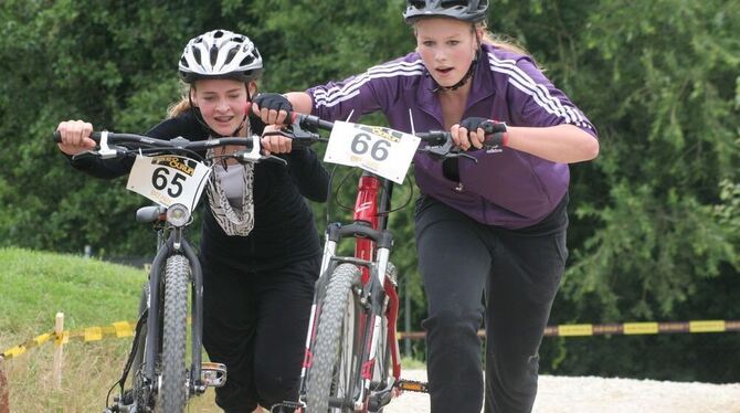 Zwei von zweihundert im Zieleinlauf: Beim Bike & Run legten sich gestern Schülerinnen und Schüler mächtig ins Zeug.